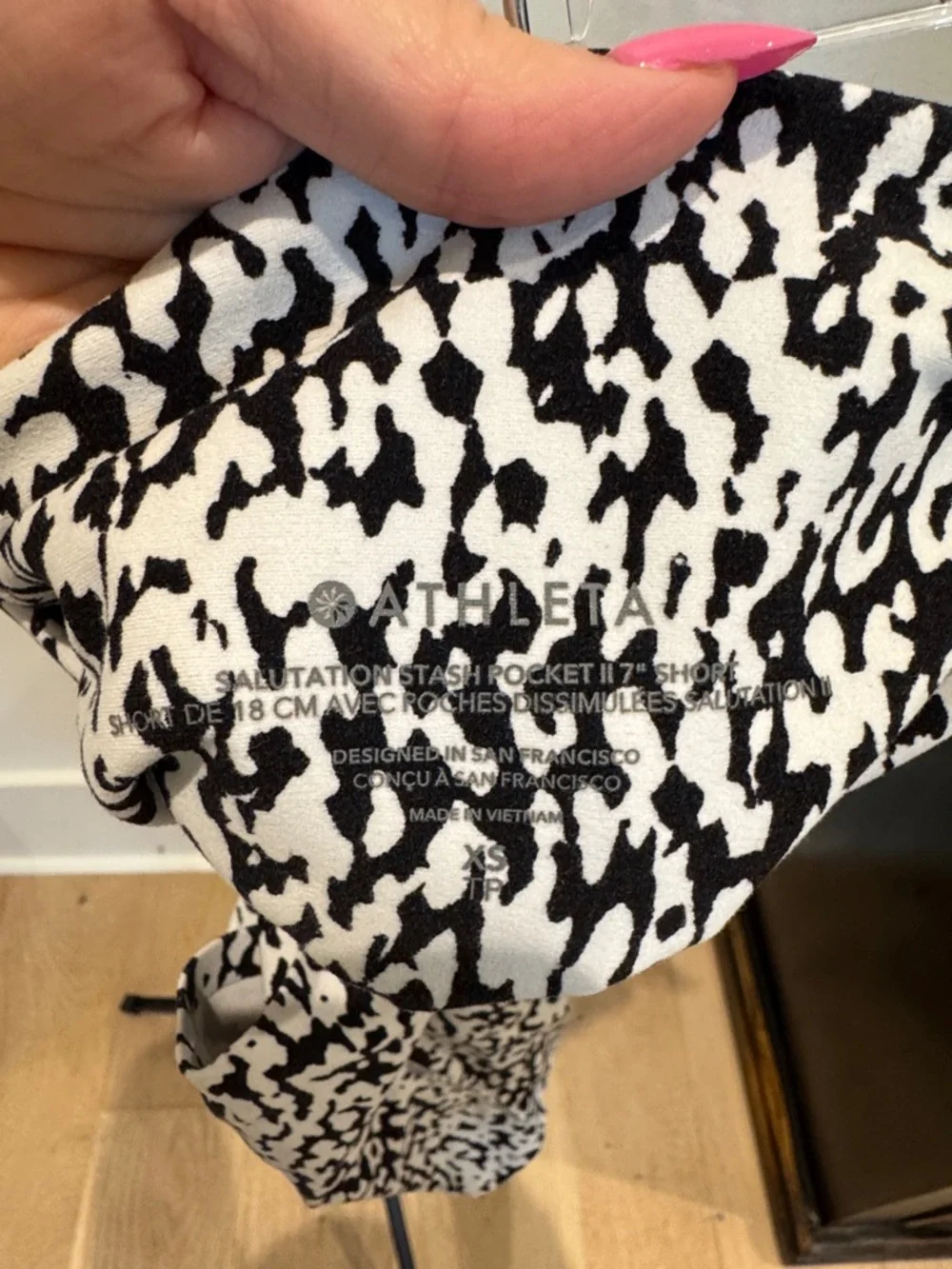 Athleta Salutation stash pocket II Abstract Print Bike Shorts